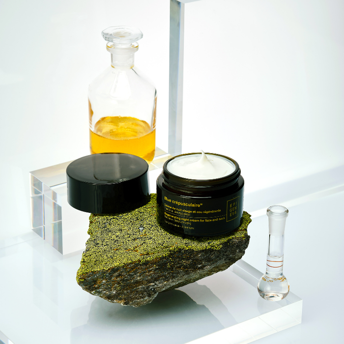 Epigeniva Mue crépusculaire Regenerating Night Cream – open jar on display
